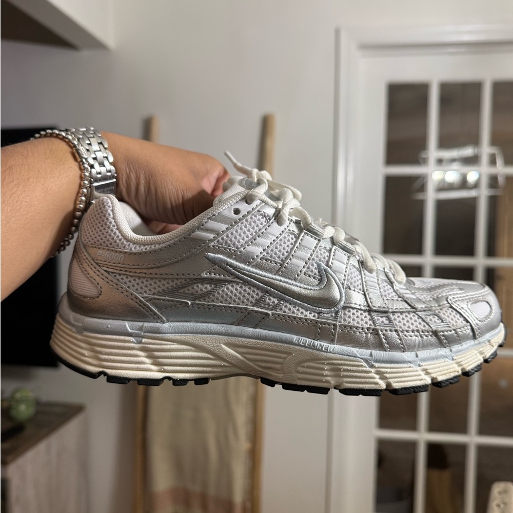 Nike Women’s Silver/White Mesh Running Sneakers - Picture 4 of 8